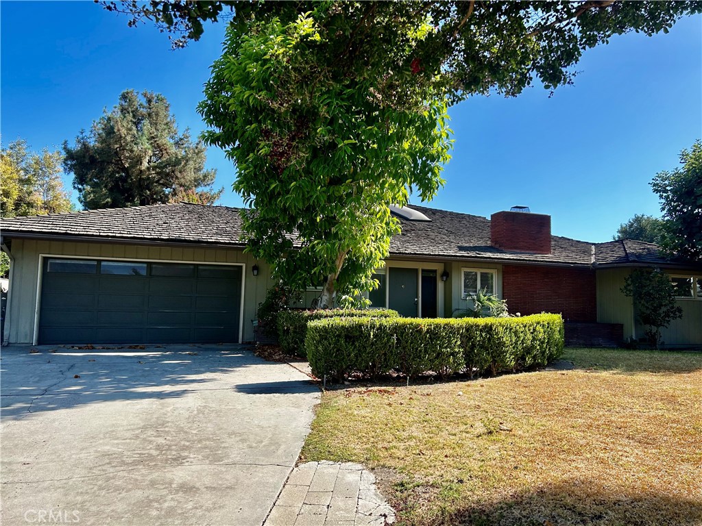 Wonderful two-story home near the arboretum, with updated 5 bedrooms and 4.5 bathrooms. Bright and airy floor plan with high ceilings. The spacious updated kitchen offers granite countertops and stainless-steel appliances. Situated on a very large and flat lot. Convenient location close to Arcadia schools, shopping center, transportation, and park.