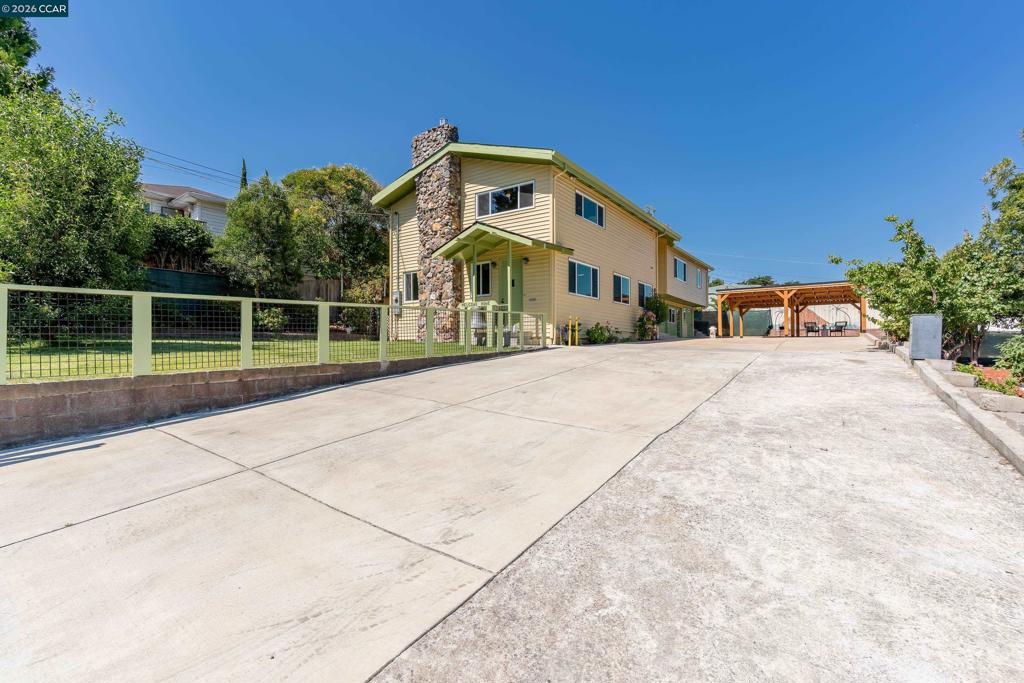748 3rd Ave.