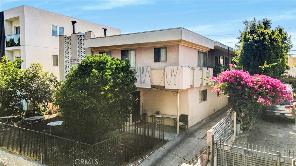 Prime North Hollywood Investment Opportunity!
Looking for a solid real estate investment? This fully rented **six-unit apartment building** offers immediate cash flow with the potential to **increase rent to market rates**.
Excellent location near **shopping centers, major freeways, and the airport** – perfect for tenants seeking convenience.
Stable, income-producing property with **growth potential**.
Ideal for investors looking to expand their portfolio in a thriving North Hollywood market.
Don’t miss out on this opportunity to secure a high-demand property in a prime area!
Contact us today to schedule a private showing and start maximizing your investment.