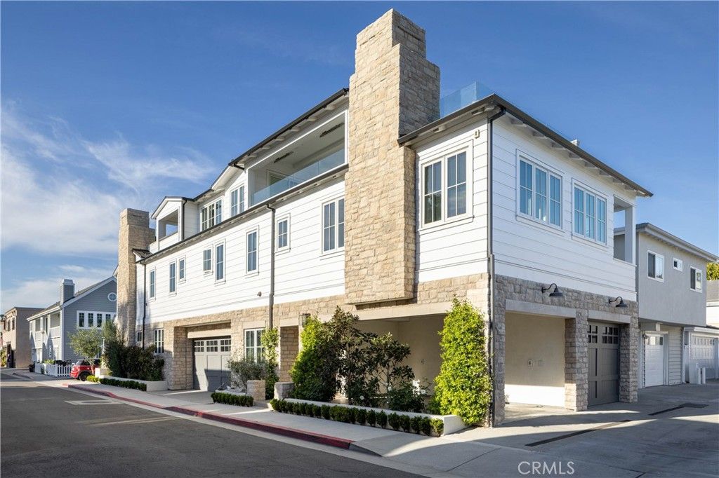 Photo of 400 40th Street St, Newport Beach, CA 92663 (MLS # NP26054968)