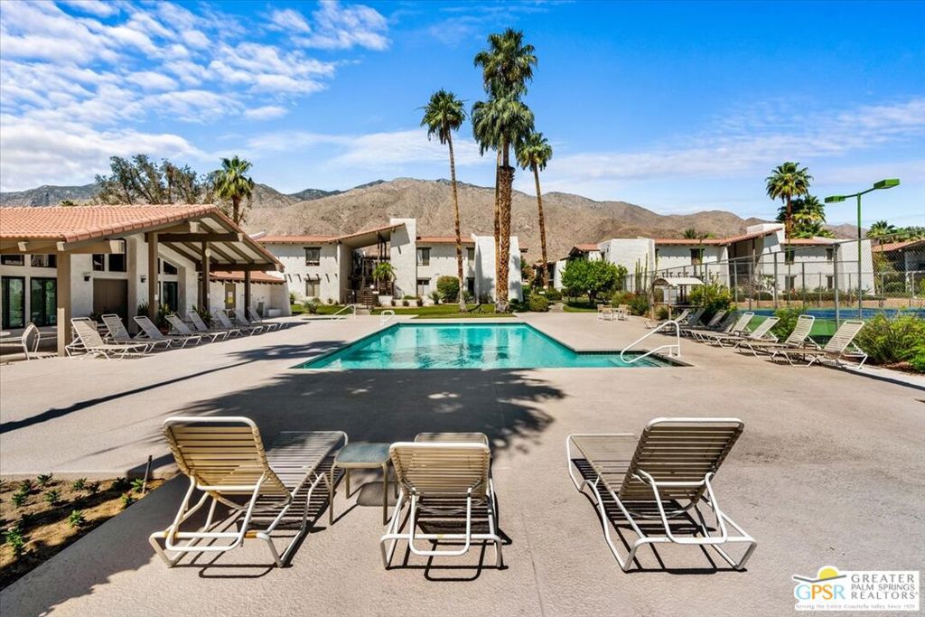 1050 E Ramon Road 15