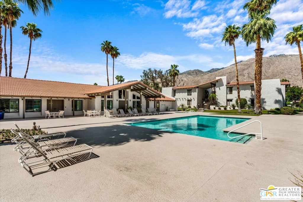 1050 E Ramon Road 15