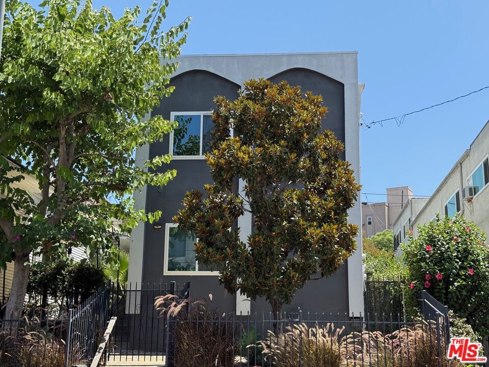 Awesome Echo Park/Chinatown location. This spacious townhouse style apartment with hardwood floors and washer/dryer in unit is minutes to Grand Park, Echo Park Lake, Music Center, Museums, super hip bars, cafes and restaurants! Parking is included.