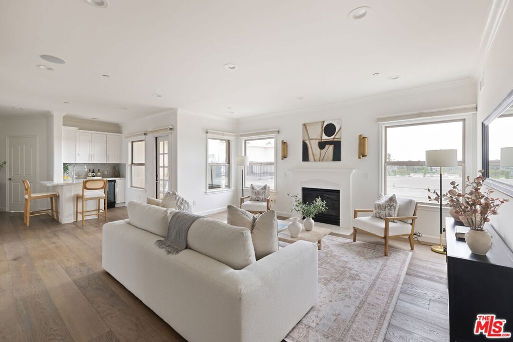 Photo of 432 S Willaman Drive #401, Los Angeles, CA 90048 (MLS # 25599021)