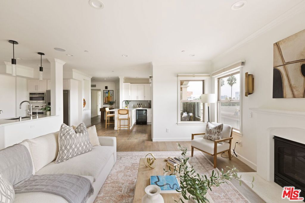Photo of 432 S Willaman Drive #401, Los Angeles, CA 90048 (MLS # 25599021)