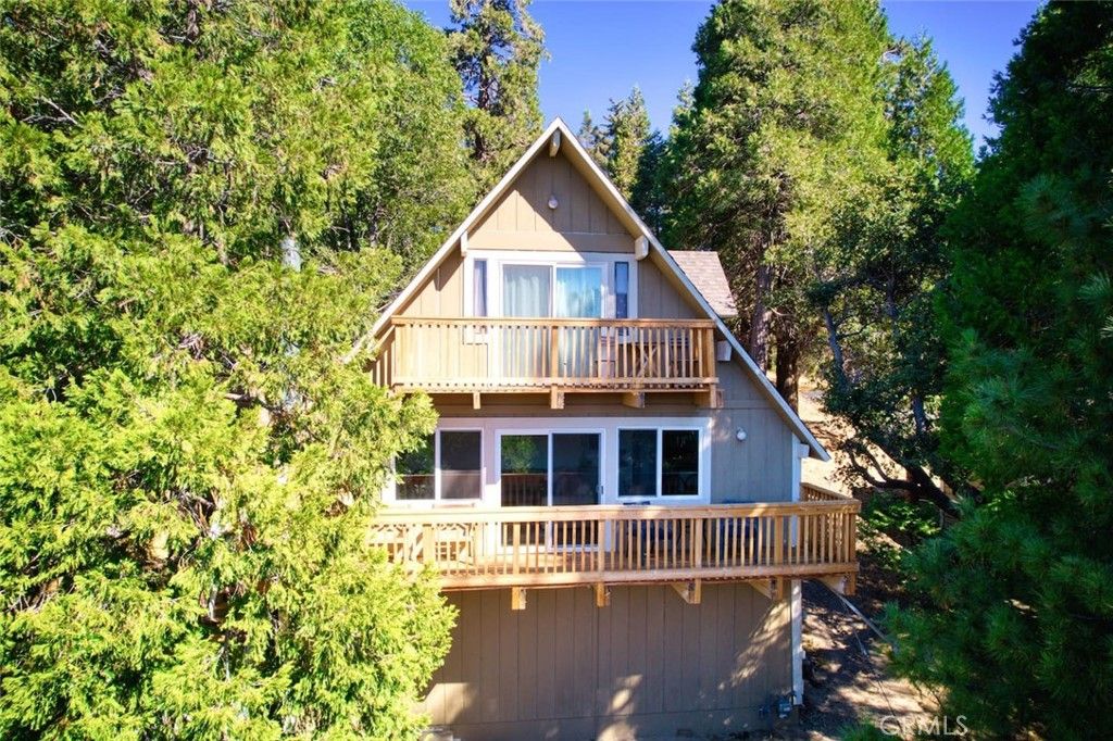 Photo of 334 Weisshorn Drive, Crestline, CA 92325 (MLS # SW26093577)