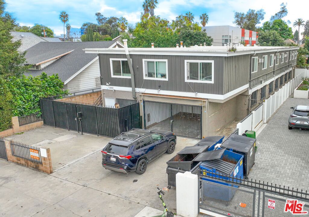 Photo of 1250 W 37th Street, Los Angeles, CA 90007 (MLS # 25619343)