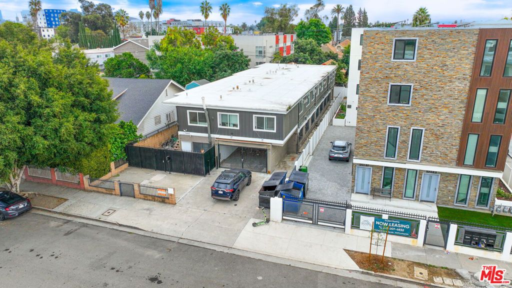 Photo of 1250 W 37th Street, Los Angeles, CA 90007 (MLS # 25619343)