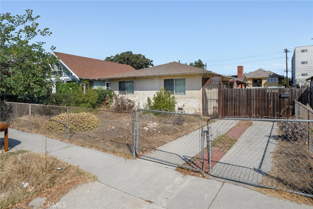 Attention investors, flippers, and developers — Just minutes from USC, this 3-bedroom, 2-bath single-family home sits on a large 7,400 sq. ft. lot surrounded by historic million-dollar homes. The location alone makes this standout.
Conveniently located near USC, Exposition Park, Downtown LA, and major freeways. Cash offers only. Property will be sold as is.