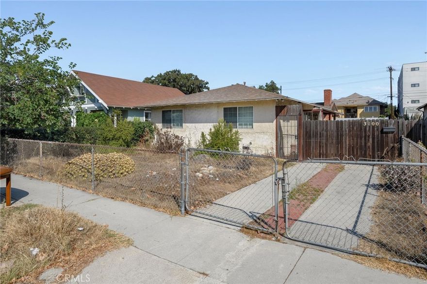 Attention investors, flippers, and developers — Just minutes from USC, this 3-bedroom, 2-bath single-family home sits on a large 7,400 sq. ft. lot surrounded by historic million-dollar homes. The location alone makes this standout. 



Conveniently located near USC, Exposition Park, Downtown LA, and major freeways. Cash offers only. Property will be sold as is.