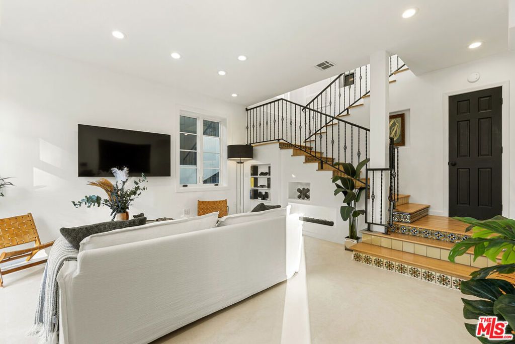 Photo of 410 Entrada Drive, Santa Monica, CA 90402 (MLS # 25570787)