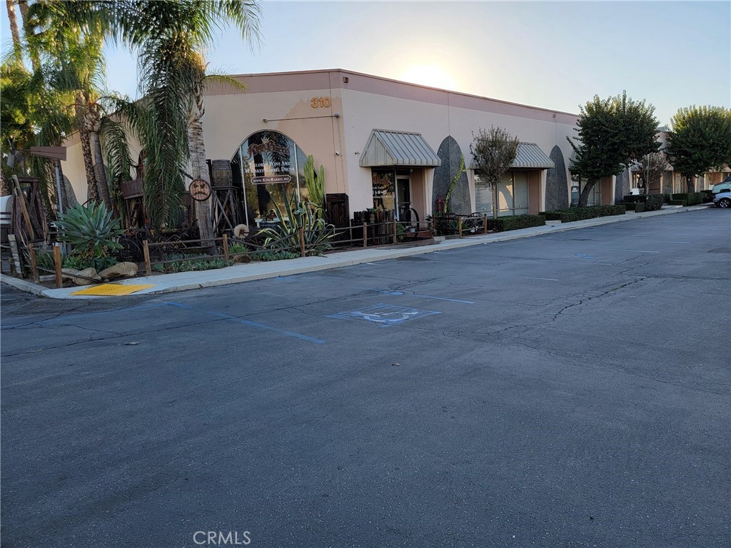 Corona most desirable Light Industrial area. 1144 sq ft. with office and warehouse Closer to Down Town and City Hall, neighbor Police station.
Diversity of industries in the complex of 22 units in a well maintained grounds.