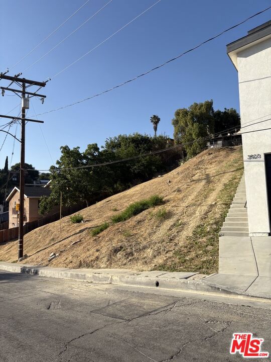 3909 Dobinson Street