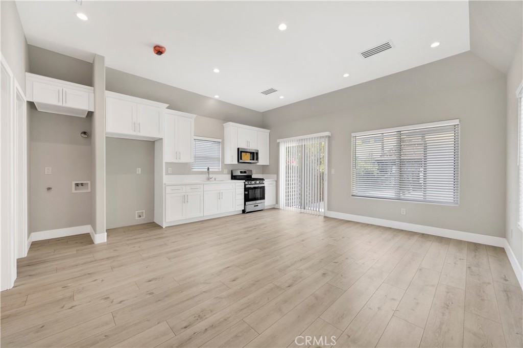 Beautiful 1 bedroom and 1 bath unit in the desirable area of Glendale. All appliance in the kitchen are brand new. There is laundry hook up. There is only 5 units in the complex, very quiet and clean. Close to shopping and schools.