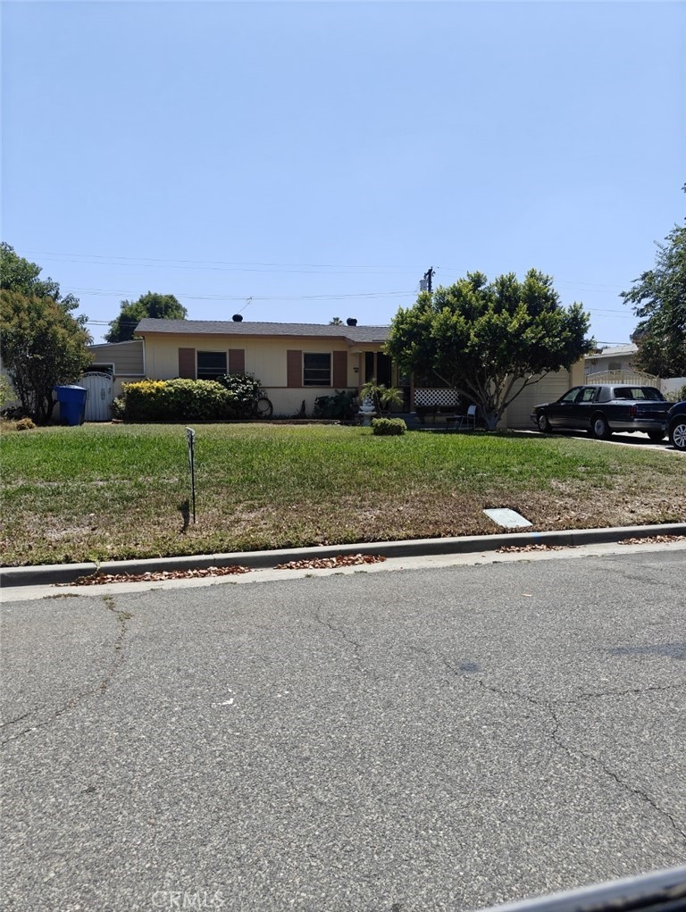 Two houses, Main house is 3 bedroom 1 bath, good size living room with tile flooring, kitchen and dining room. Second unit is granny quarters, one bedroom, one bath, living room, kitchenette and dining area. Great starter home in a nice area of Riverside, Close to 91 fwy, schools and shopping. Good size back yard for those summer bbq's or expand the living space.