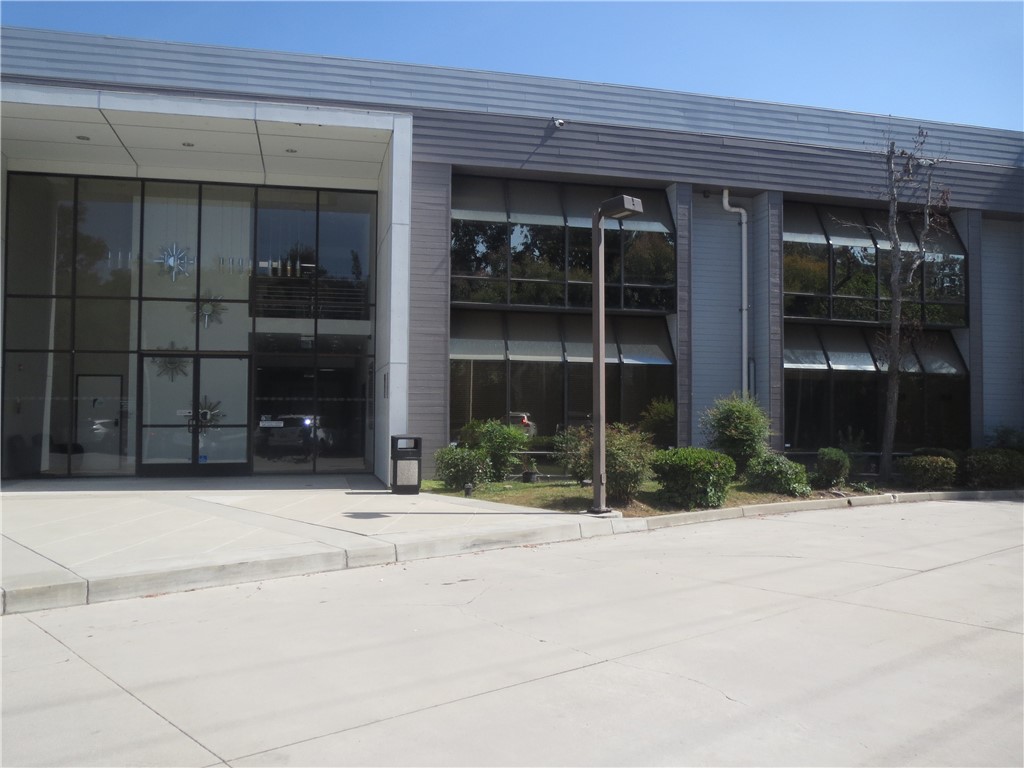 Beautiful area in the heart city of Diamond Bar, good school district, it has nice comfortable room, and separate washroom, clean and has been remodel.