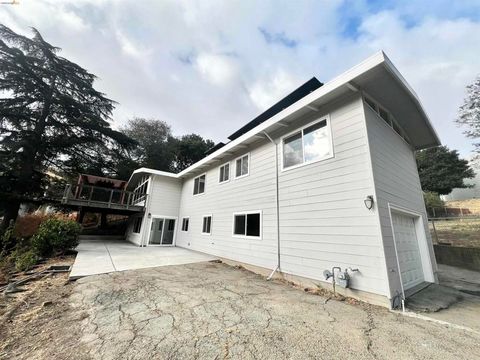 Photo of 58 Pomona St St, Crockett, CA 94525 (MLS # 41134294)