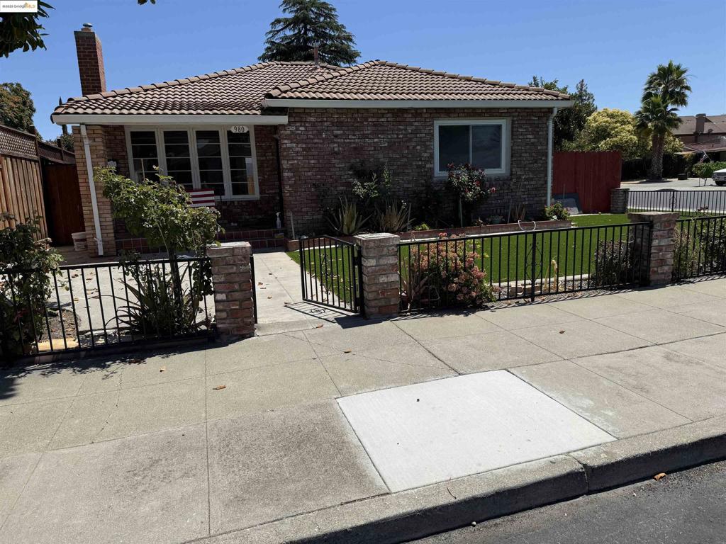 SINGLE STORY DOLL HOUSE ON CORNER LOT...3 BED/2BA WITH LAUNDRY ROOM..KITCHEN AND LARGE LIVING ROOM...FENCED YARD WITH SOME SIDE YARD AREA...NO GARAGE..LOW MAINTENANCE YARD...WALK TO EVERYTHING DOWNTOWN LIVERMORE..