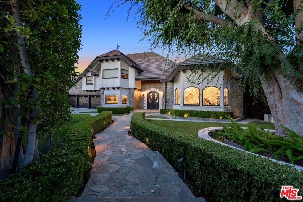 Photo of 17069 Oak View Drive, Encino, CA 91436 (MLS # 25597073)