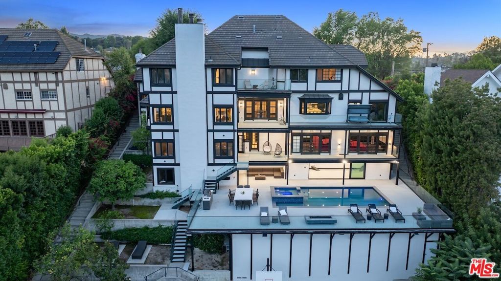 Photo of 17069 Oak View Drive, Encino, CA 91436 (MLS # 25597073)