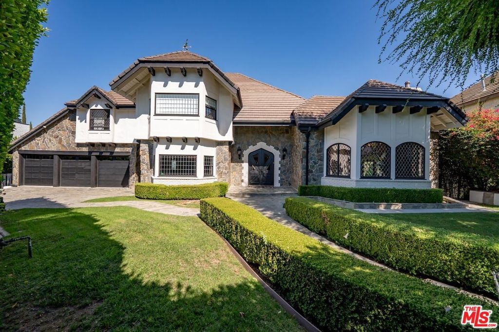 Photo of 17069 Oak View Drive, Encino, CA 91436 (MLS # 25597073)