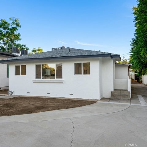 Photo of 22522 Clarendon ST, Los Angeles, CA 91367 (MLS # SR26159934)