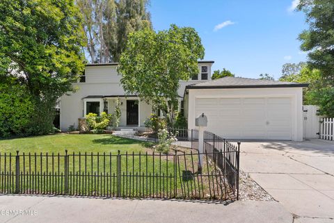 Photo of 3914 Carpenter Avenue, Studio City, CA 91604 (MLS # 226002170)