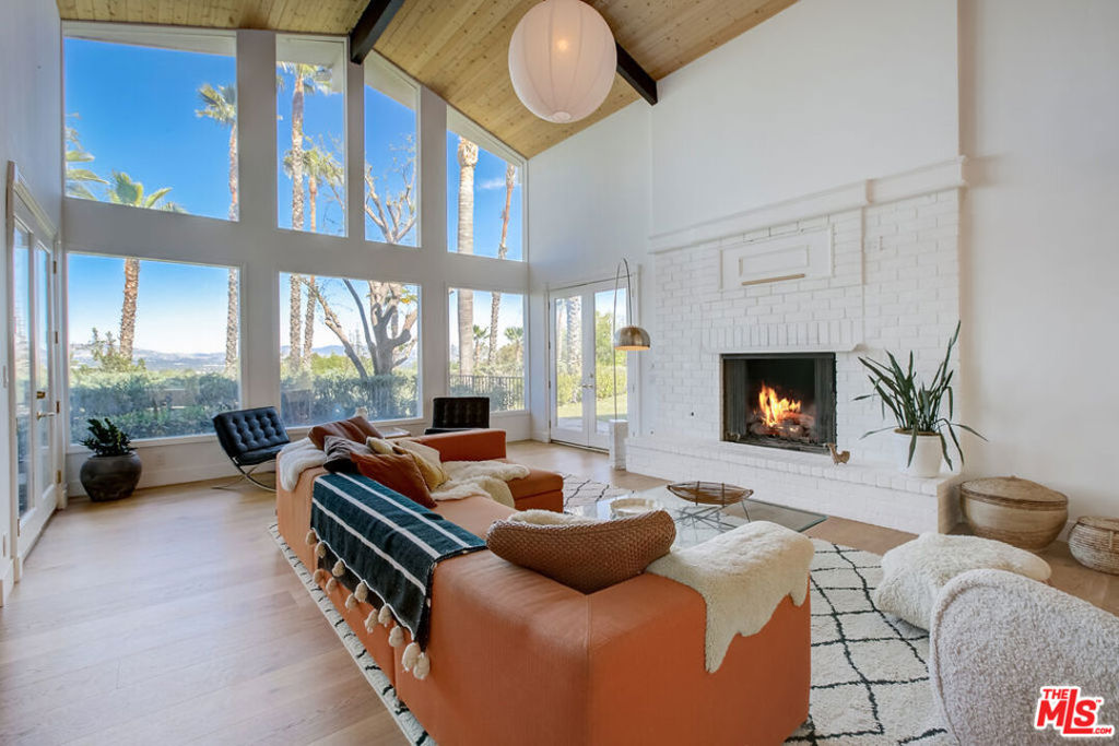 4915 WINNETKA Avenue