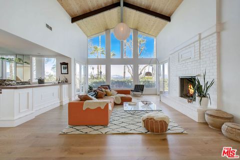 Photo of 4915 WINNETKA Avenue, Woodland Hills, CA 91364 (MLS # 26657691)