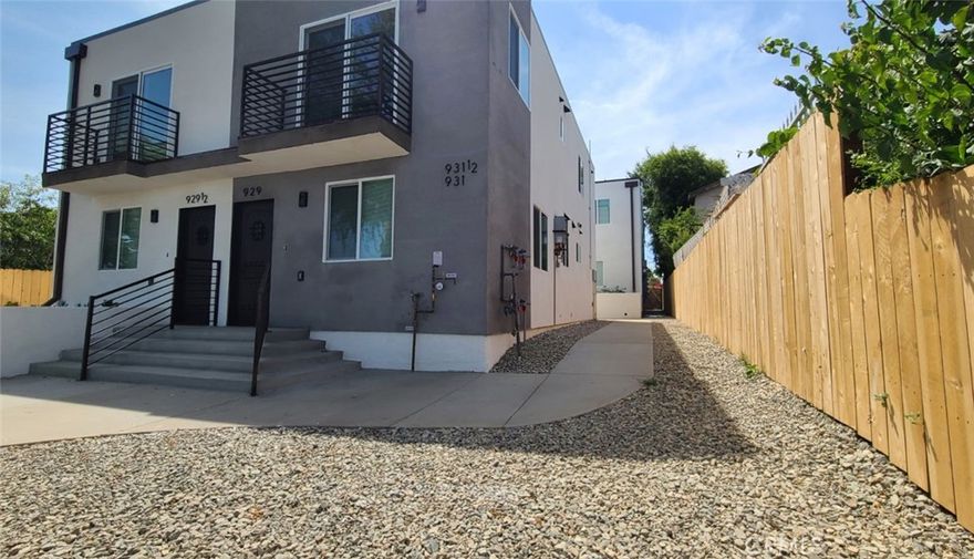 2 Story building
3 Bedrooms 2 1/2 Full bathrooms. 1 bedroom being Master bedrooms in each unit.
Laundry room
Attached 2 Car garage
Firesprinklers system
Central AC ,tankless hot water 
near 5fwy and 60fwy ,very easy to access to freeway
flooring-tile and laminated wood(all bed)