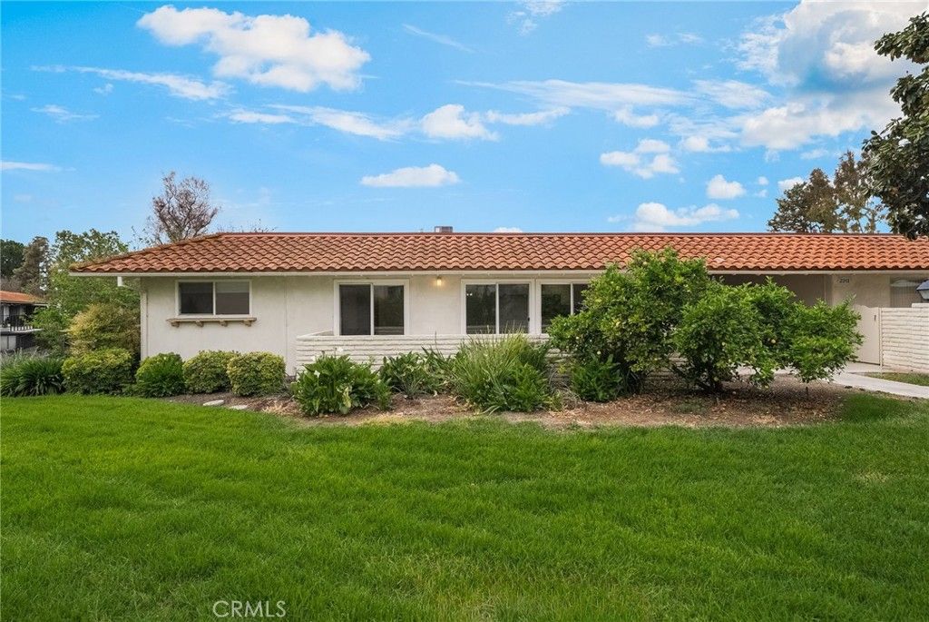 Photo of 2313 Via Puerta #Q, Laguna Woods, CA 92637 (MLS # OC26070594)