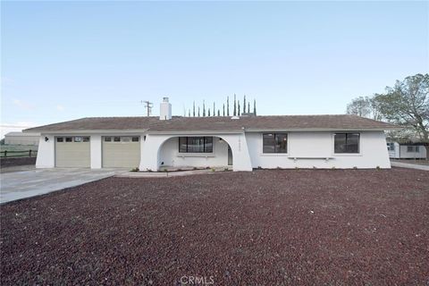 Photo of 15650 Pohez Rd, Apple Valley, CA 92307 (MLS # IV26037239)