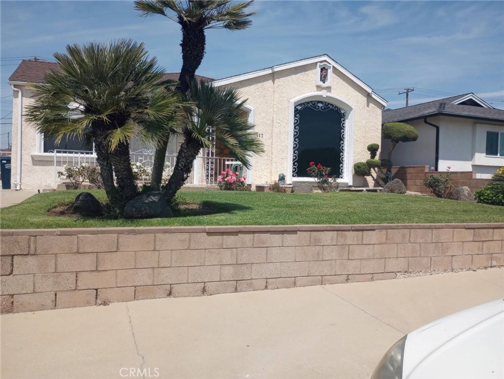 Photo of 1617 W 125th Street, Los Angeles, CA 90047 (MLS # CV26001248)