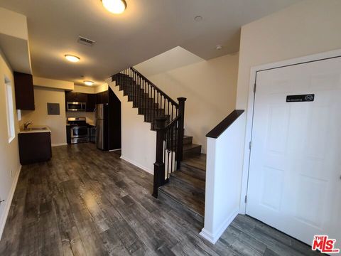 Photo of 7117 Hawthorn Avenue #2, Los Angeles, CA 90046 (MLS # 25609301) Photo of 7117 Hawthorn Avenue #2, Los Angeles, CA 90046 (MLS # 25609301)