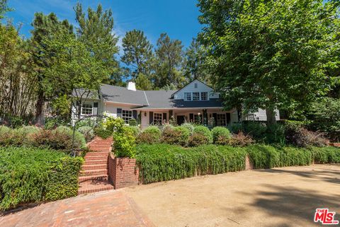 Photo of 9305 Hazen Drive, Beverly Hills, CA 90210 (MLS # 25615181)