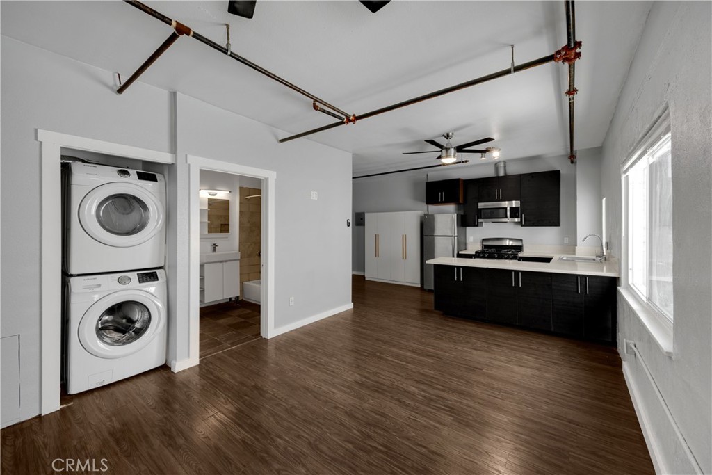 Fully Renovated Luxury Coastal Studio in the Heart of East Village Arts District Downtown Long Beach.
Look and Lease - $500 Off Move-In + Waive Application Fees!
Experience the perfect blend of historic charm and modern comfort in this bright and stylish studio apartment, located in one of Long Beach's most vibrant neighborhoods. Just steps from downtown, trendy restaurants, shops, galleries, and the beach, this apartment offers convenience and coastal living at its finest.
Apartment Features:
-Fully Renovated Stainless steel appliances (refrigerator, stove, microwave included)
-Full Size Front Load Washer & Dryer
-Walk in Closet with shelving
-Quartz countertops with designer cabinetry
-Wood flooring throughout
-Upgraded fixtures and lighting
-Ceiling fan with remote control for comfort.
Community & Location Highlights: Walk Score of 97 enjoy a true "walker's paradise" Easy access to the beach trolley and public transit. Nestled in the historic East Village Arts District with cafes, art, and nightlife just outside your door Fully renovated historic building combining vintage character with modern luxury. Whether you're looking to soak up the sun at the beach, explore the arts district, or enjoy downtown Long Beach's dining and entertainment, this home puts you at the center of it all. Schedule your tour today and make this stunning studio your new home! 12 month lease term. Deposit is equal to the monthly rent. Application fees are paid directly through the resident screening portal. Residents pay for utilities. Resident insurance is required.