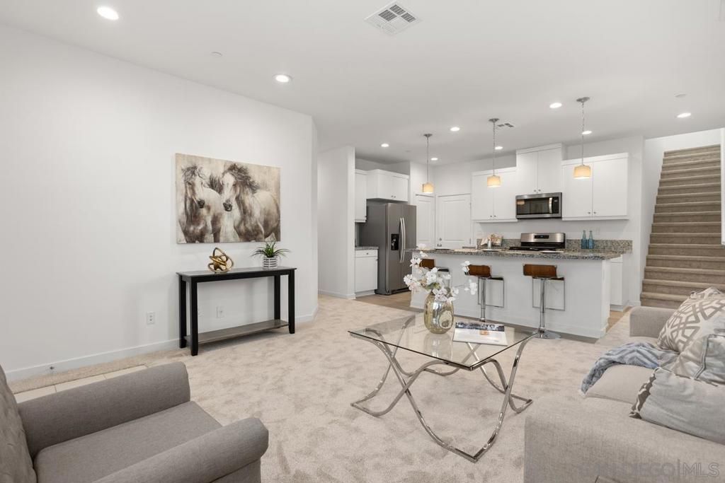 listing image 130729379478155002561