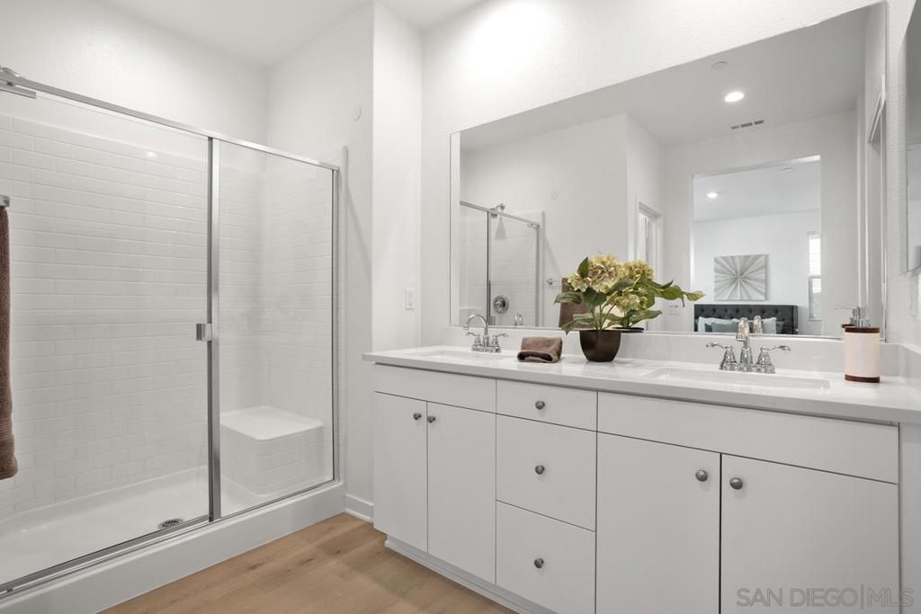 listing image 130726457000368162223