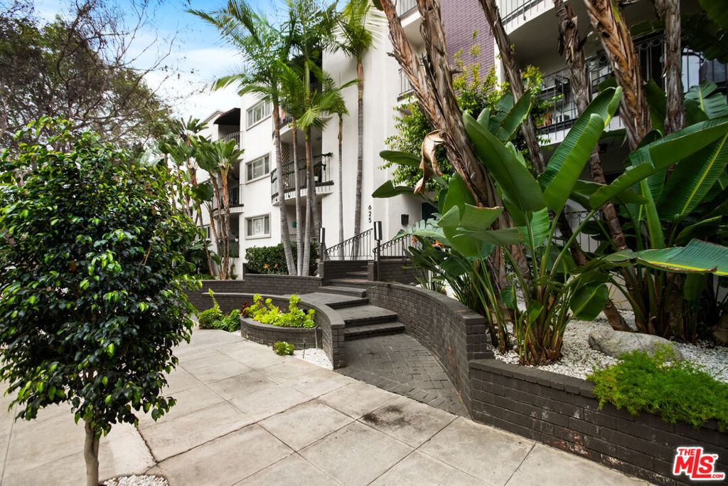625 N Flores Street 307