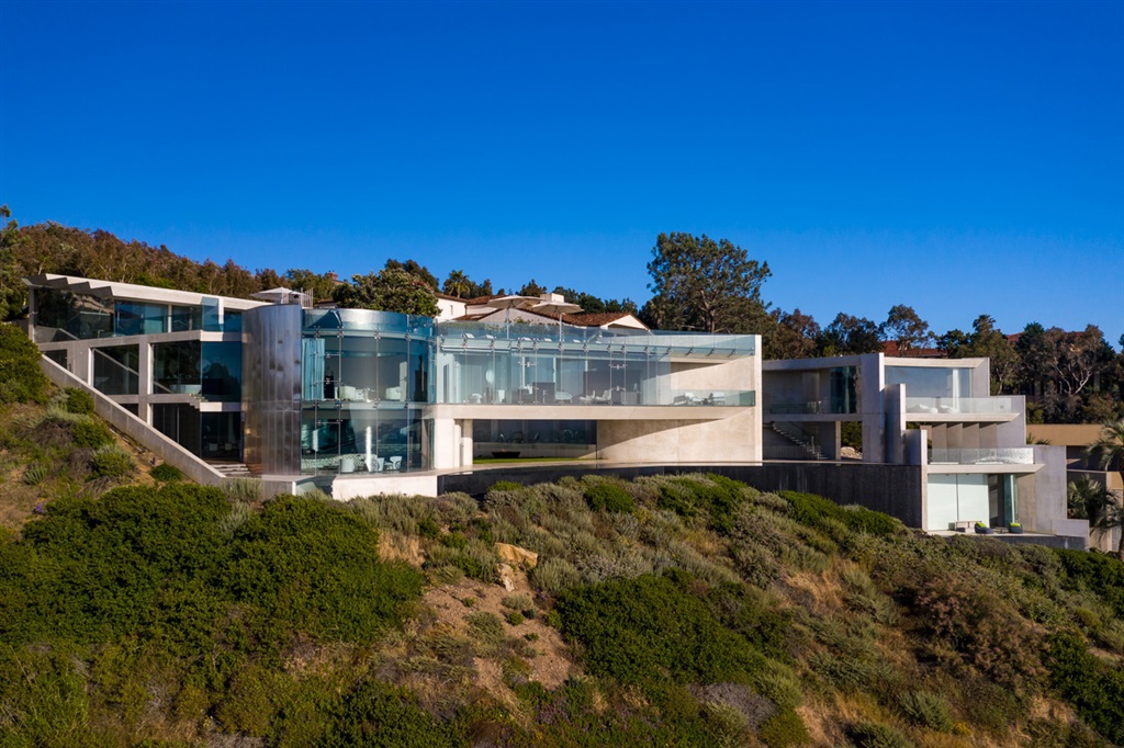 Razor House was name after Razor Point-fitting for a property that pays homage to a cinematic landscape where cliffs meet the infinity of ocean. White concrete, stainless steel & glass rise in a cantilevered design offering some of the most hypnotic panoramas of the Pacific. Nature passes through the house via floor to ceiling walls of glass. A detached guesthouse and stunning outdoor terraces, including a rooftop entertaining space. Neighborhoods: La Jolla Farms Equipment: Dryer, Range/Oven, Washer Other Fees: 0 Sewer: Sewer Connected