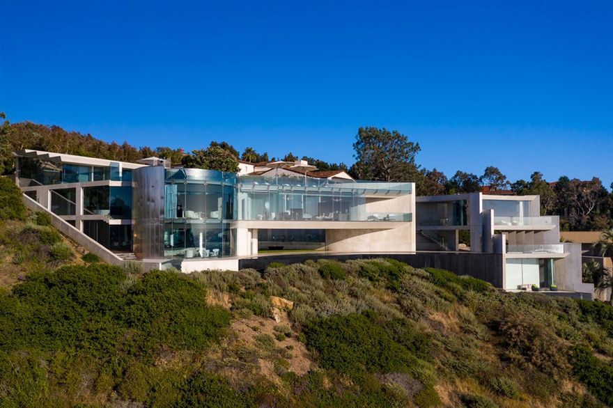 Razor House was name after Razor Point-fitting for a property that pays homage to a cinematic landscape where cliffs meet the infinity of ocean. White concrete, stainless steel & glass rise in a cantilevered design offering some of the most hypnotic panoramas of the Pacific. Nature passes through the house via floor to ceiling walls of glass. A detached guesthouse and stunning outdoor terraces, including a rooftop entertaining space. Neighborhoods: La Jolla Farms Equipment:  Dryer, Range/Oven, Washer Other Fees: 0 Sewer:  Sewer Connected