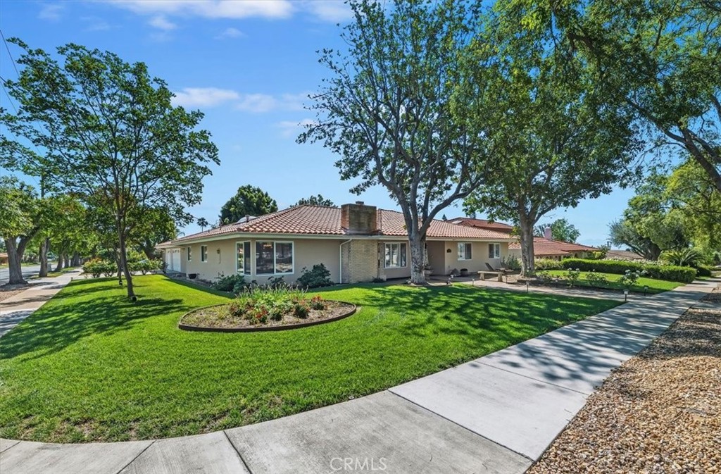 1696 N Redding