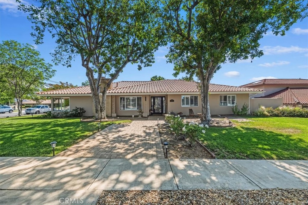 1696 N Redding