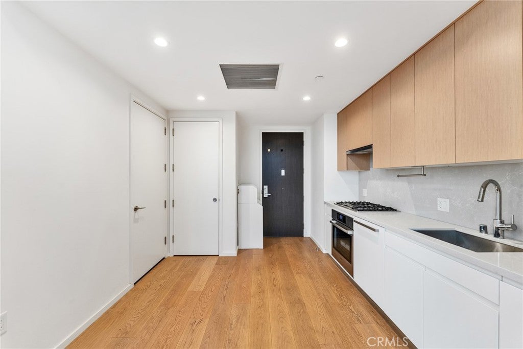 877 Francisco St 805