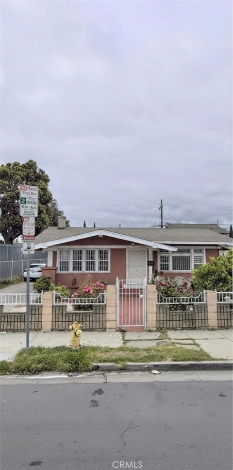 Photo of 912 W 51st Place, Los Angeles, CA 90037 (MLS # DW25261201)