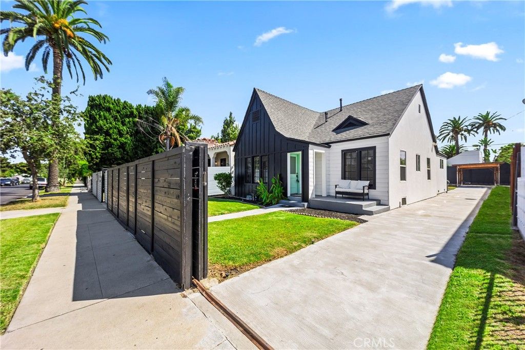 Photo of 2942 S S West View St, Los Angeles, CA 90016 (MLS # OC25220128)