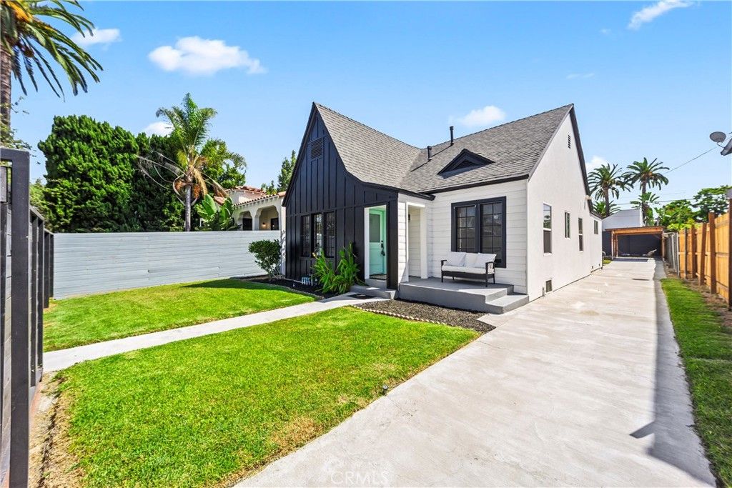 Photo of 2942 S S West View St, Los Angeles, CA 90016 (MLS # OC25220128)