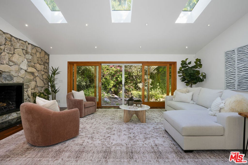 3452 Mandeville Canyon Road