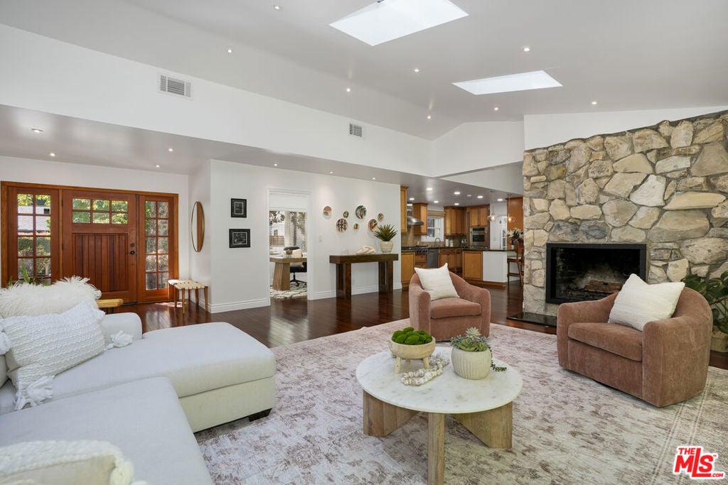 3452 Mandeville Canyon Road
