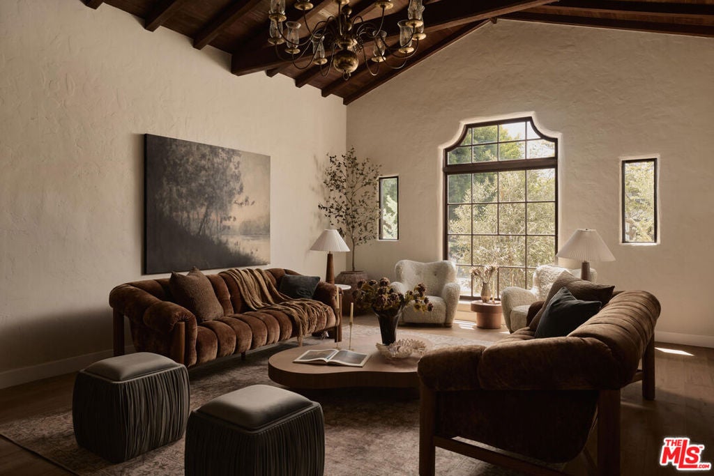 6255 Del Valle Drive